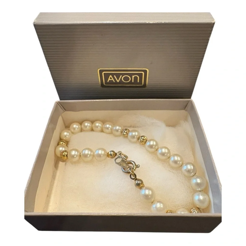 Avon Vintage Faux Pearl Gold Tone Bead Bracelet 6” in Box J13